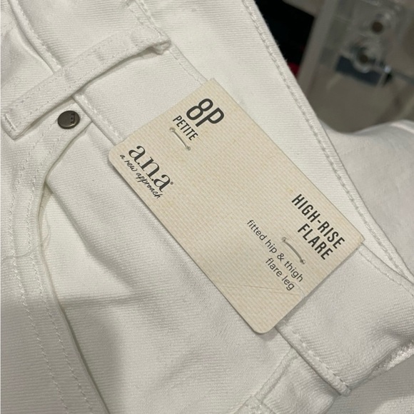 A.N.A. Woman’s Jeans Size 8P White Zipper Closure 5 Pocket Flare Leg Style - Picture 4 of 5